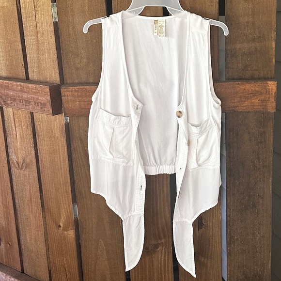 Japna White Sleeveless Button-Down Blouse - Picture 3 of 4